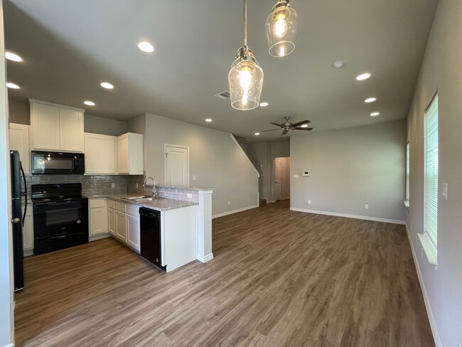 Building Photo - Townhome for rent