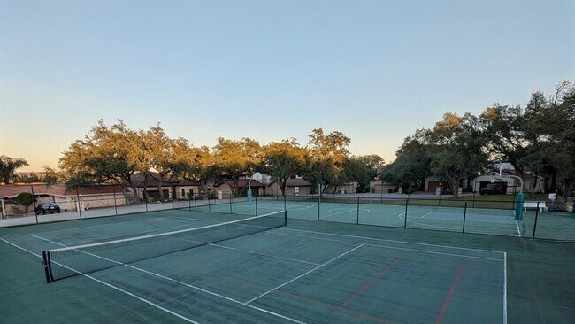 Building Photo - 208 Crescent Bluff