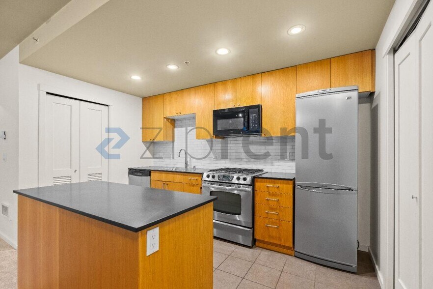 Building Photo - 81 Clay St