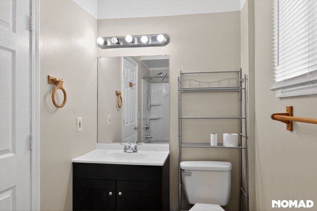 Building Photo - Charming 2BR Duplex in West Haven