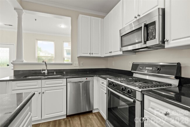 Building Photo - 567 E 9th St