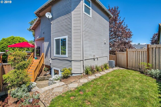 Building Photo - Bright and Airy 3 Bed, 2.5 Bath Stunning H...