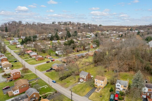 Building Photo - AVAILABLE JULY 1ST!! Don't miss this STUNNING 3 BEDROOM IN MCCANDLESS!!