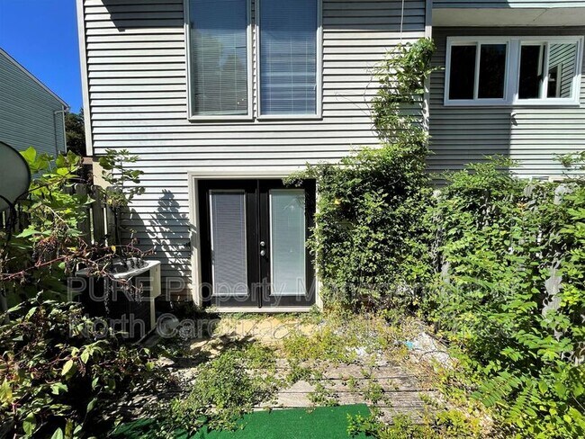 Building Photo - 9445 Lexington Cir