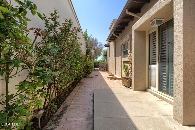 Building Photo - 6167 Los Felinos Cir
