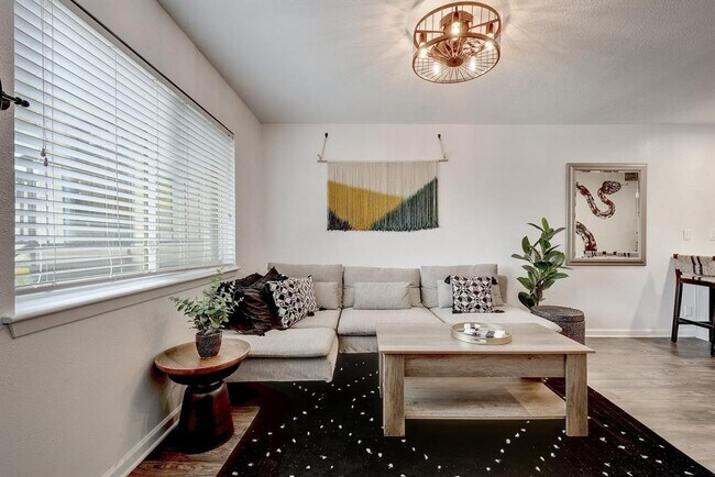 Building Photo - 1202 Newning Ave