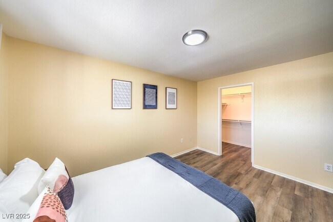 Building Photo - 950 Seven Hills Dr