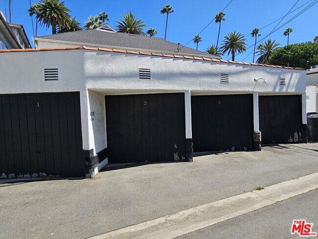 Building Photo - 441 1/2 S Palm Dr