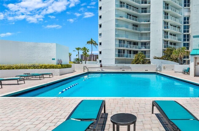 Building Photo - 16445 Collins Ave