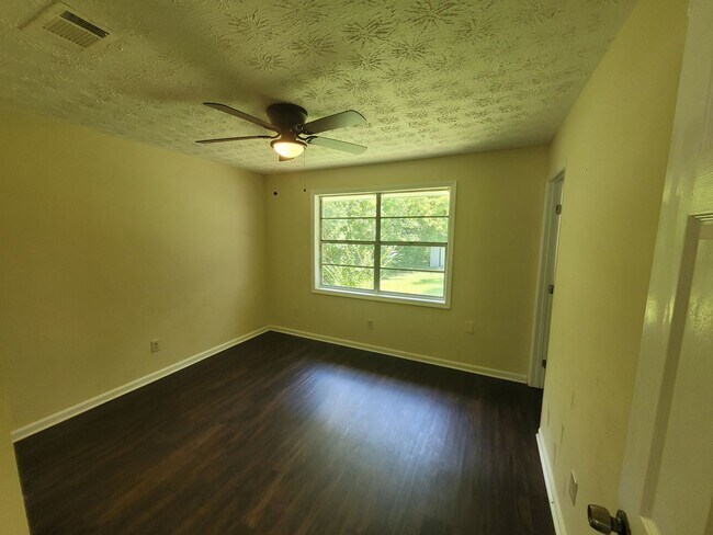 Building Photo - 4 bedroom 1.5 bathroom