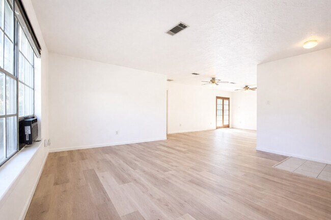 Building Photo - 1220 Kelving Way