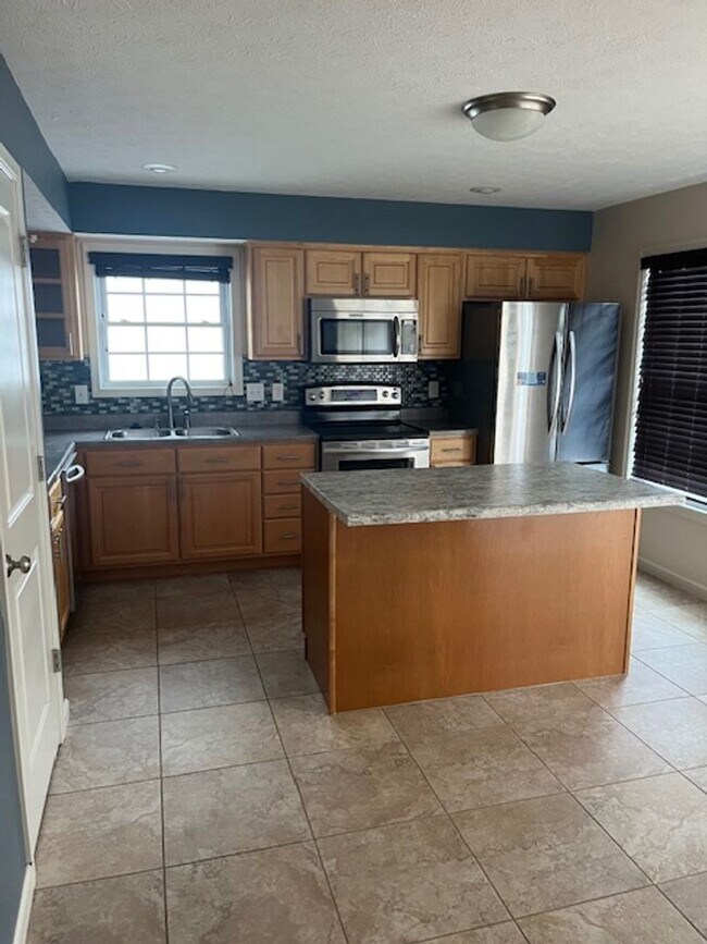 Building Photo - Modern Townhome with Finished Basement & G...