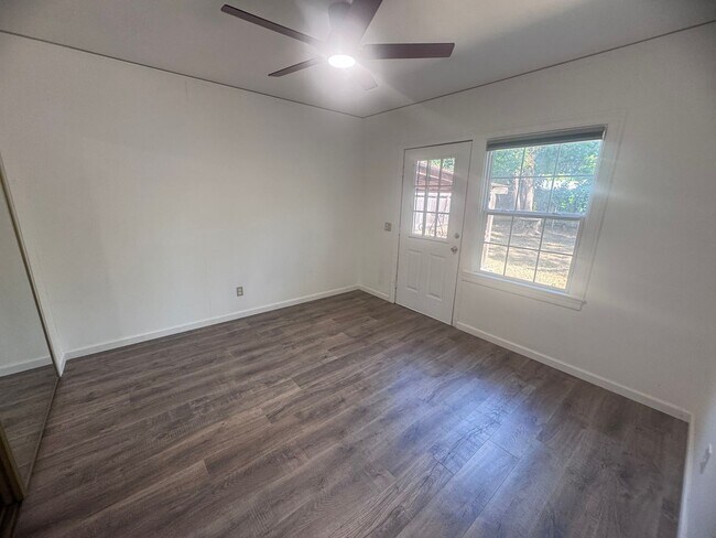 Building Photo - 2-Bedroom Home in the State Streets!