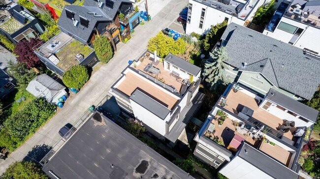 Building Photo - Gorgeous VIEW Townhome w/ 2 Master Suites in Coveted Eastlake