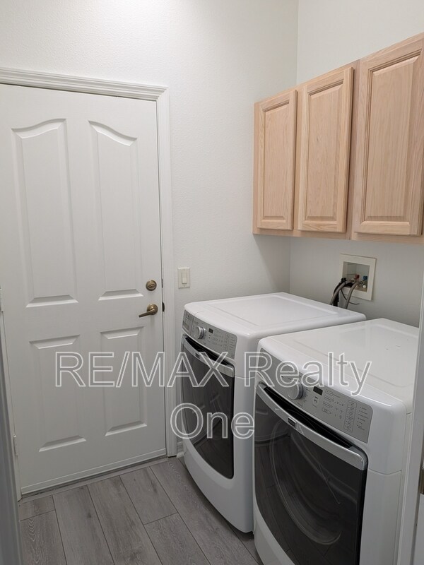 Building Photo - 589 W Doerr Path