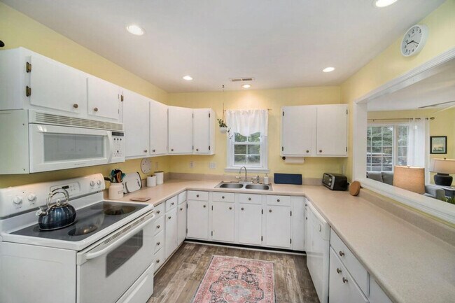 Building Photo - 452 Riverland Dr