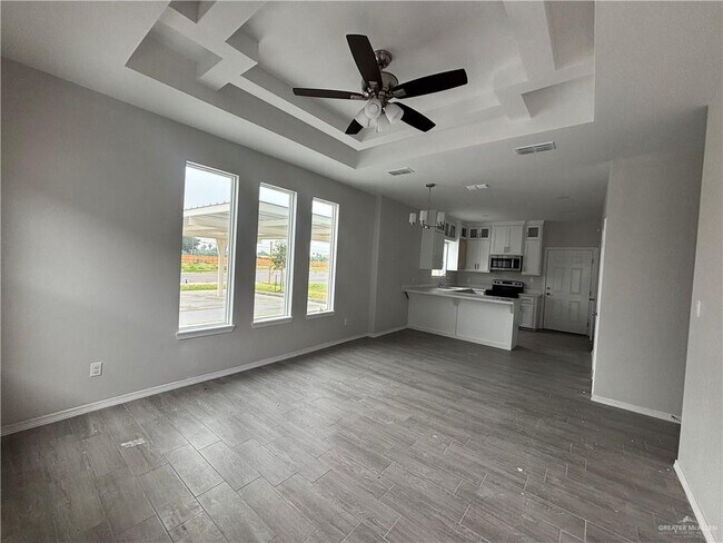 Building Photo - 905 Deluxe St