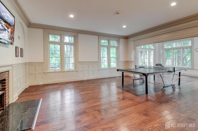 Building Photo - 537 Sayre Dr