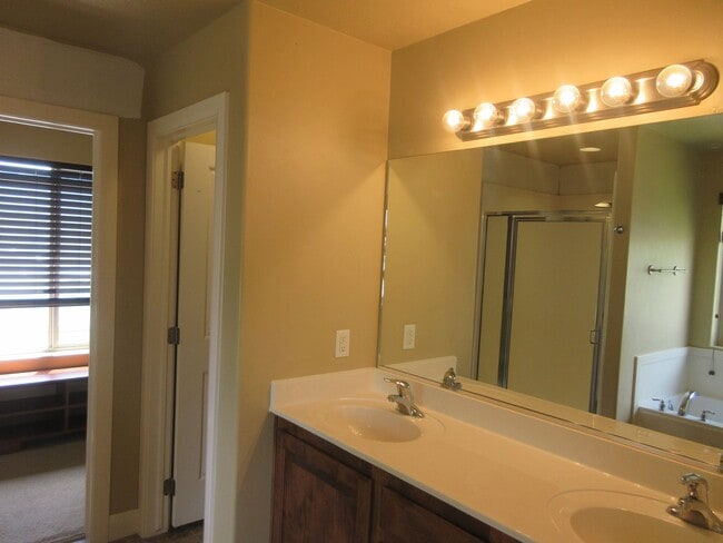 Building Photo - Move-In Bonus!!! 5 bedroom, 3 bath Single Family Home