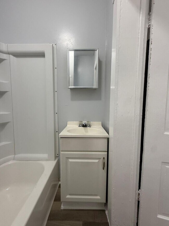 Building Photo - 140 E 5th St