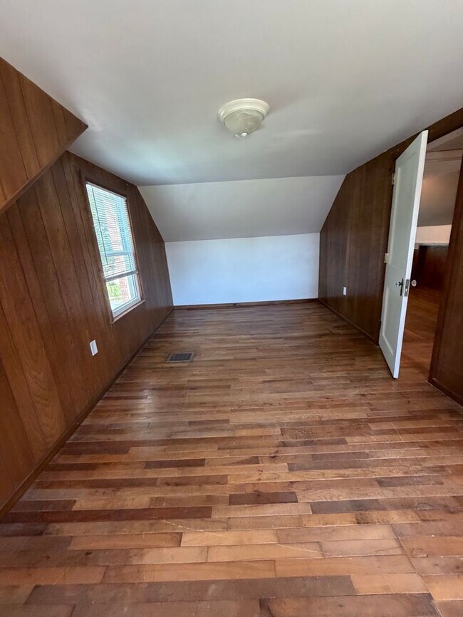 Building Photo - 3 Bedroom, 2 Full Bath Home with 4-Season Room, Garage & Large Lot