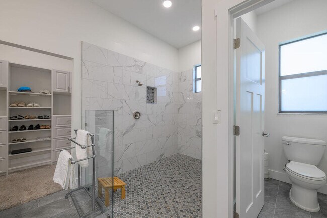 Building Photo - 1155 SW Bent Pine Cove