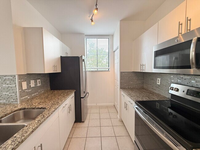 Building Photo - 630 S Sapodilla Ave