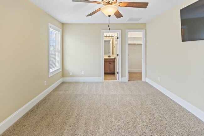 Building Photo - 1624 Brook Hollow Dr