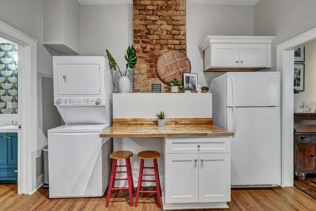 Building Photo - 305 W Waldburg Ln