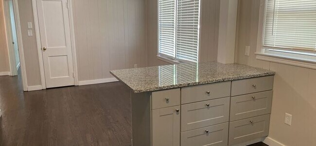 Building Photo - 2 bedroom 1 bath renovated pet friendly home