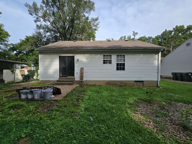 Building Photo - FOR RENT! Jeffersontown! 3 Bedrooms, 2 Full Bathrooms. $1,599/month. NEWer Paint, NEWer Hardwood ...