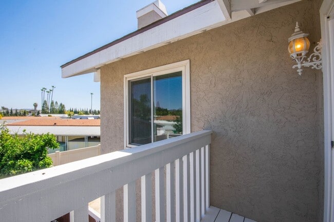 Building Photo - 3BR Townhome with Spacious Fenced Yard!