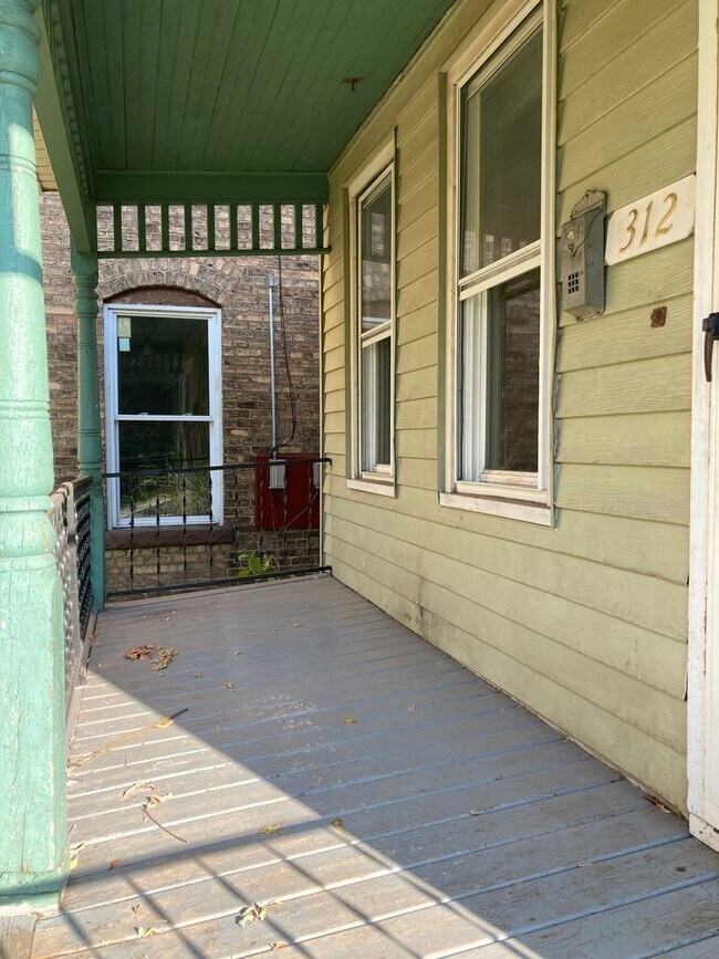 Building Photo - Three Bedroom Single-Family Home Close To ...