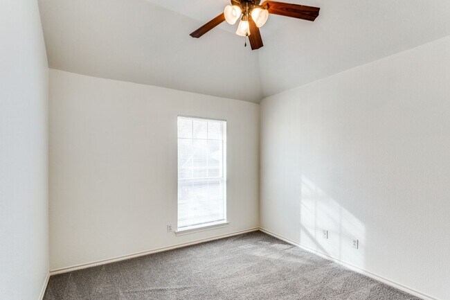 Building Photo - 8434 Golf Club Cir