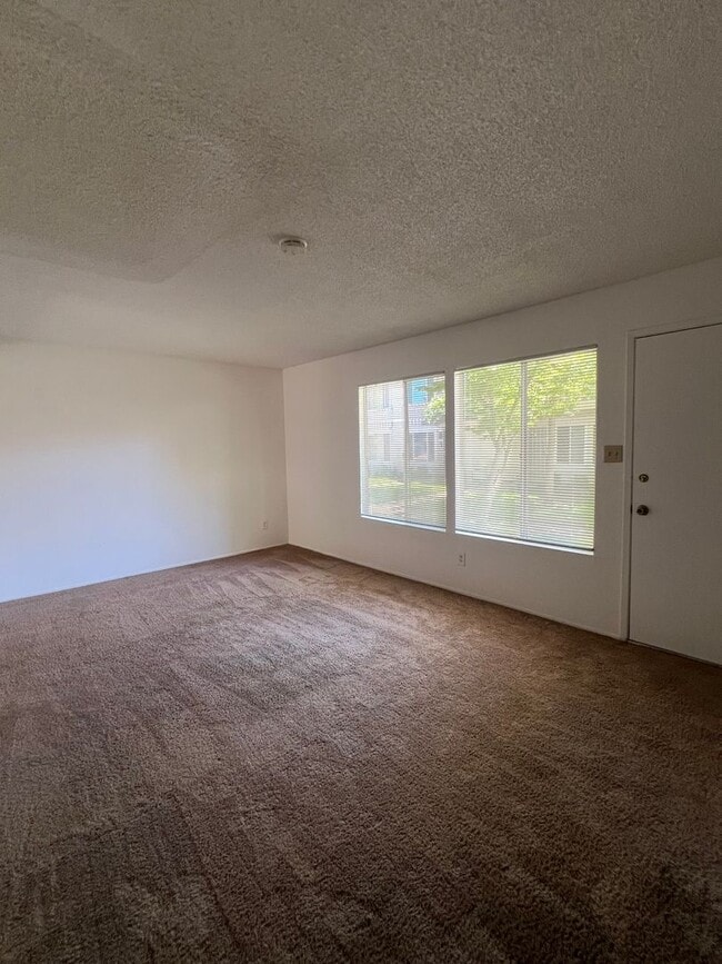 Building Photo - SPACIOUS 3 BEDROOM CONDO!!