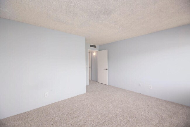 Building Photo - 1212 NE 14th Ct