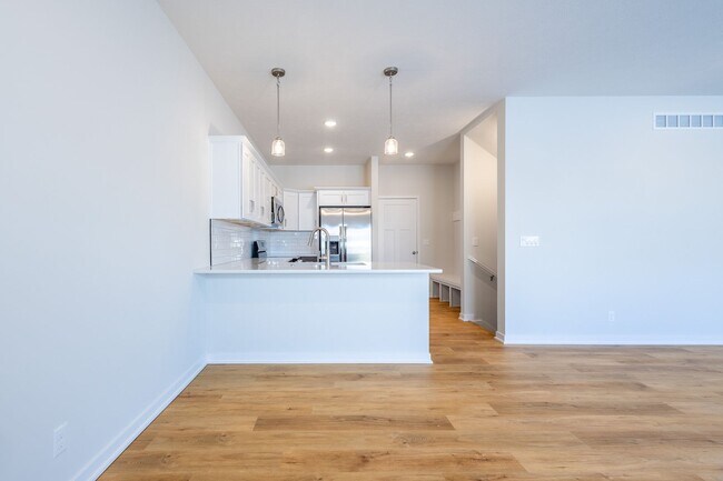 Primary Photo - Stunning New Built 5 Bed Duplex!