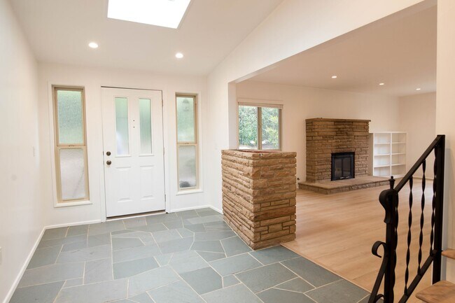Building Photo - 3 Bedroom 2 Bathroom Home in Mission Canyon