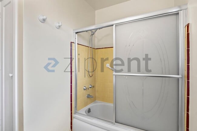 Building Photo - 319 Iris Way