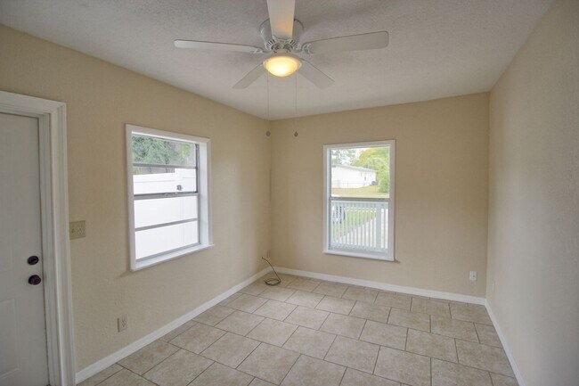 Building Photo - 323 Elm Dr