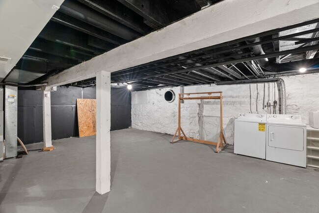 Building Photo - Modern Spacious  2 Bed  and 1.5  Bath Cond...