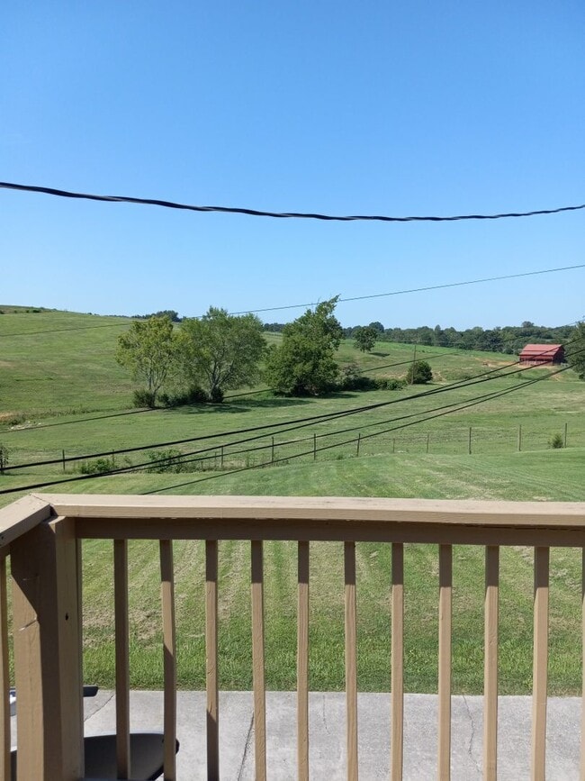 Building Photo - Beautiful 2 bedroom 2 bath duplex in East ...