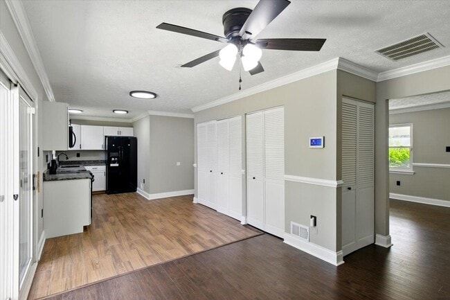 Building Photo - 643 University Dr