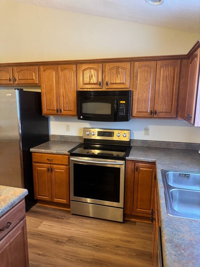 Building Photo - Seymour 37865 - 3 Bedroom, 2 Bath Home with a 3-Car Garage - Contact Lisa Vineyard and Shannon Ru...