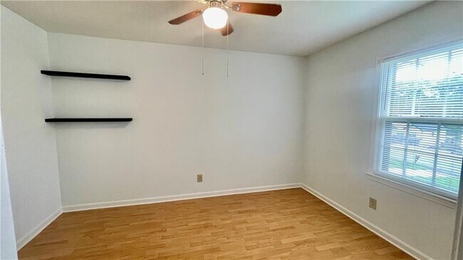 Building Photo - 886 Killian Hill Rd SW