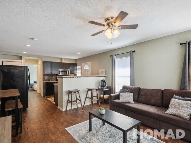 Building Photo - 1 bedroom renovated duplex