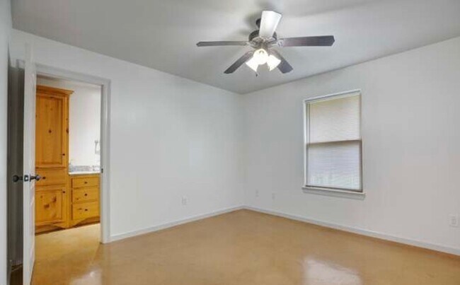Building Photo - One Bedroom Studio Utilities included