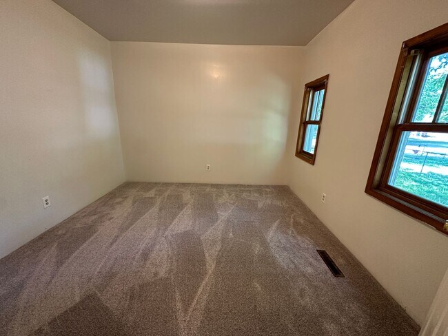 Building Photo - Affordable Lower Unit Close to Downtown