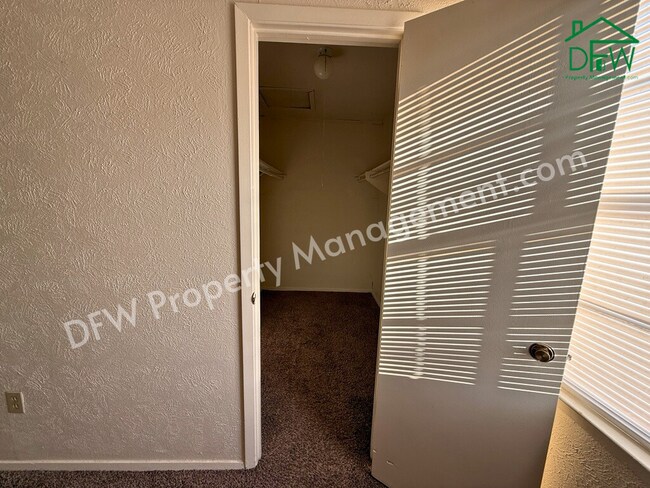 Building Photo - 1021 Pleasant Valley Ln