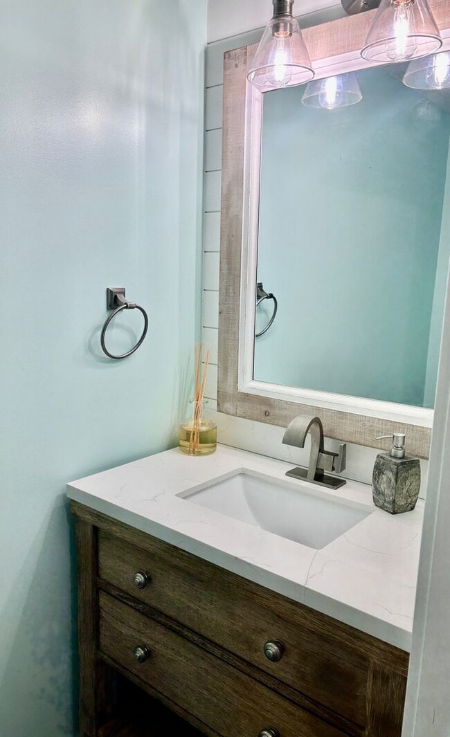 Building Photo - Spacious House. Expansive Lot. Prime Location